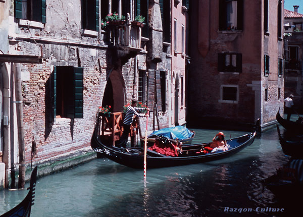 Venice_gondolas_woman_600